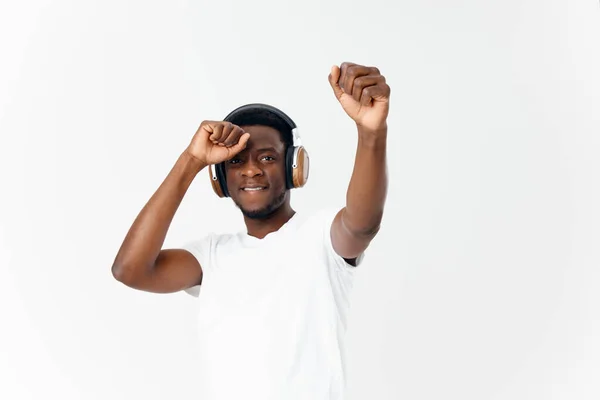 Homem Africano aparência em fones de ouvido música emoções entretenimento — Fotografia de Stock