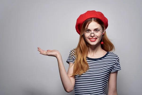 Jolie femme dans un t-shirt rayé rouge à lèvres geste avec son style de vie mains — Photo