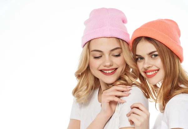 Две милые девушки в шляпах обнимают дружбу крупным планом — стоковое фото