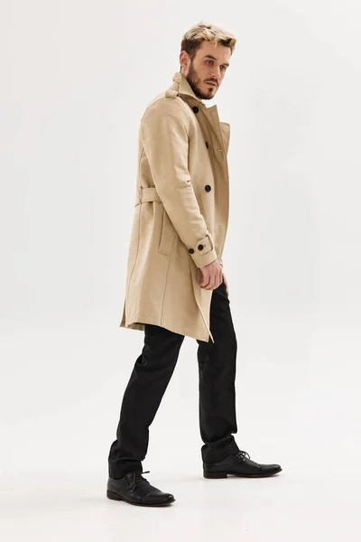 Hombre en abrigo beige peinado de moda estilo moderno otoño — Foto de Stock