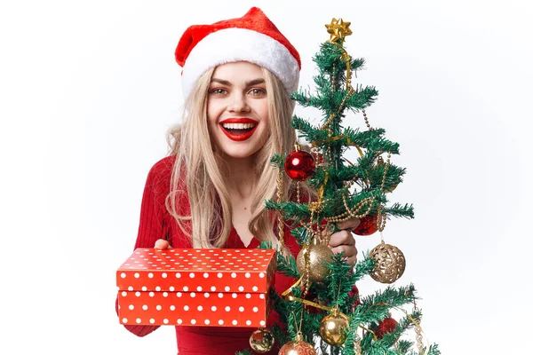 陽気な女性はサンタのギフト感情として身に着けているクリスマス休暇 — ストック写真