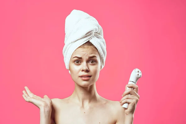 Mulher com toalha na cabeça limpeza terapia da pele close-up — Fotografia de Stock