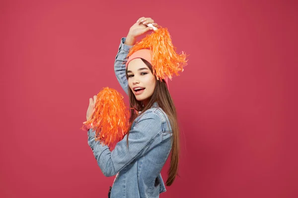 Gaie fille en chapeau rose pom-pom girl danse performance — Photo