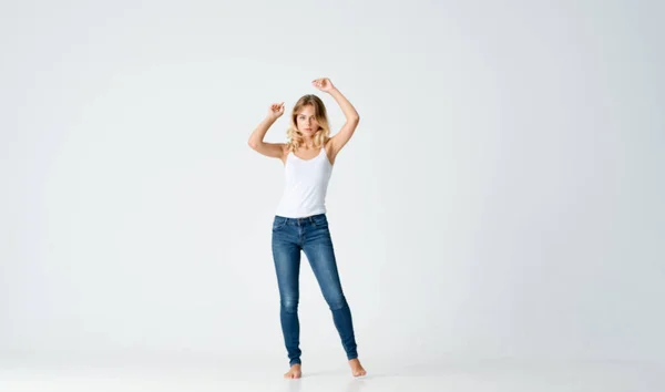 Mulher descalça no chão jeans movimento dança energia — Fotografia de Stock