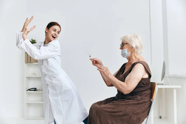 Emotionell sjuksköterska och patient stor spruta immunitetsskydd — Stockfoto