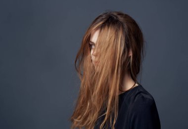 Güzel kadın saç stili cazibesi koyu arkaplan pozu veriyor