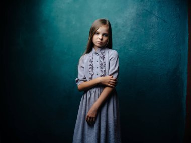 Üzgün poz veren küçük tatlı bir kız.