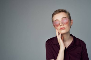 Kadın kısa saç kesimi Kırmızı dudaklar koyu arkaplan