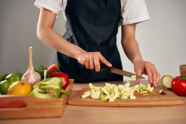 Salata için taze sebzeleri dilimliyorum. Mutfakta sağlıklı yiyecekler.