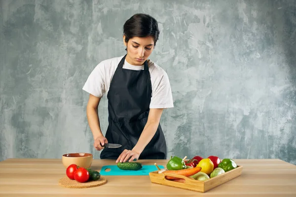 Cuisiner femme déjeuner à la maison végétarien planche à découper — Photo