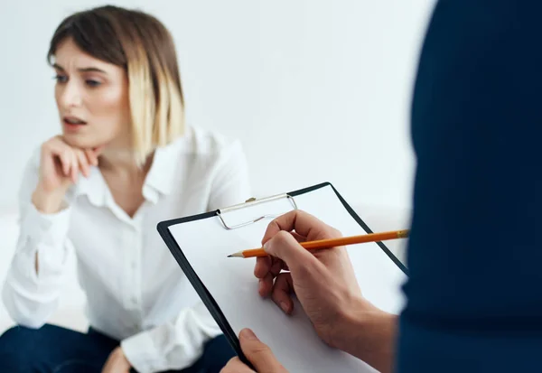 Vrouw psycholoog werken met patiënt hulp consultatie behandeling — Stockfoto