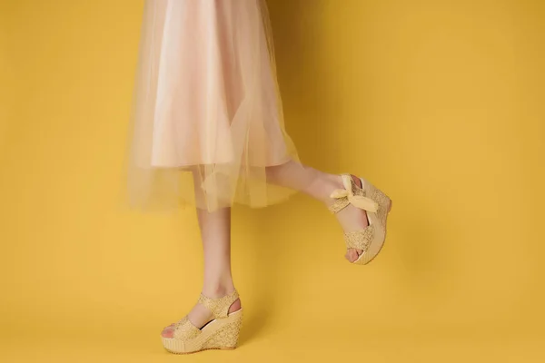 Pernas femininas em sapatos vestido estilo verão posando — Fotografia de Stock