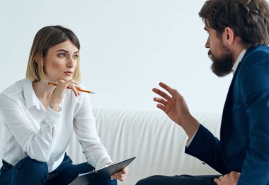 İş adamı ve kadın ofis iletişimi