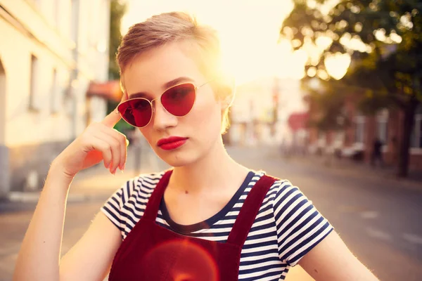 Femme portant des lunettes de soleil à l'extérieur posant amusement romance de mode — Photo