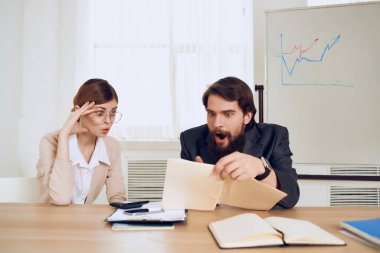 Masada oturan erkek ve kadın duygu iletişimini tartışıyor.