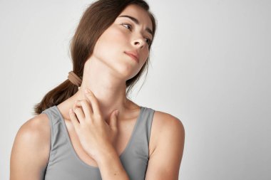 Gri tişörtlü kadın sağlık sorunları eklem ağrısı