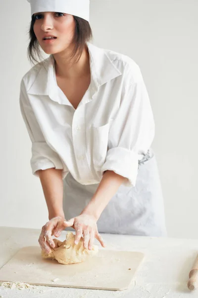 Mulher em chefs uniforme farinha produtos rolando massa lição de casa — Fotografia de Stock