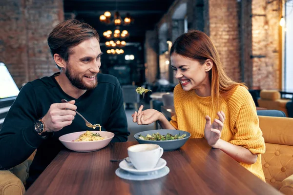 Jovem casal sentado em um restaurante conversando namoro — Fotografia de Stock
