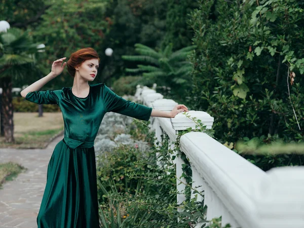 Nő zöld ruhában csillogás romantika séta a parkban — Stock Fotó
