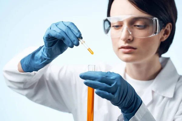 Assistente de laboratório feminino em ciência de tubo de teste de solução química de casaco branco — Fotografia de Stock