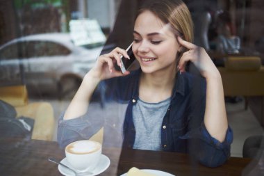 Güzel bayan kahvaltının içinde bir fincan kahve.