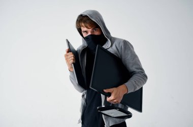 Maskeli adam kapüşonlu kafa hackleme teknolojisi güvenliği tecrit edilmiş.