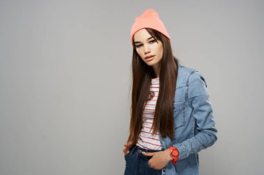 Gri arka plan pozu veren modern moda kadın kıyafetleri.