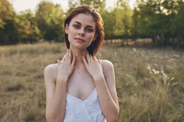 Beyaz elbiseli güzel kadın yaz tatilinde.