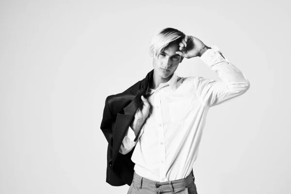 Man med fashionabla frisyr i vit skjorta jacka modern livsstil — Stockfoto