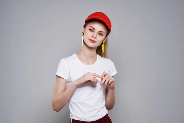 빨간 모자를 쓰고 여름노란 귀걸이를 한 기분좋은 여자 — 스톡 사진