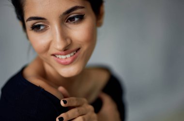 Siyah elbiseli güzel bir kadın stüdyo dekorasyon ışık arka planı