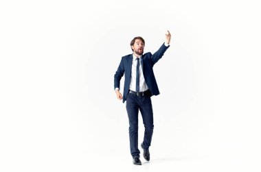 Ceketli ve kravatlı bir adam yönetici ofisinde poz veriyor.