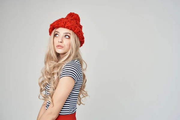 Mooie vrouw in modieuze kleding Red Hat bijgesneden uitzicht glamour — Stockfoto