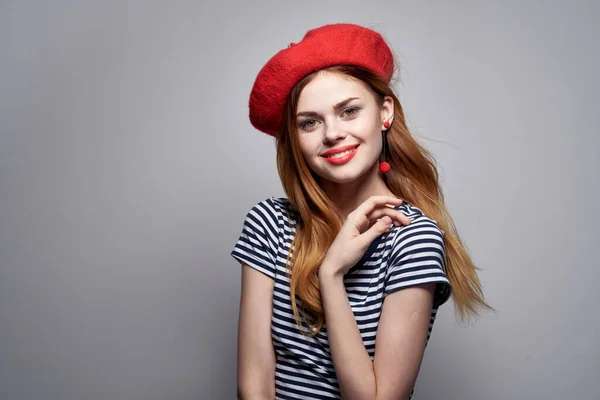 Mulher alegre vestindo uma maquiagem chapéu vermelho França Europa moda posando fundo isolado — Fotografia de Stock