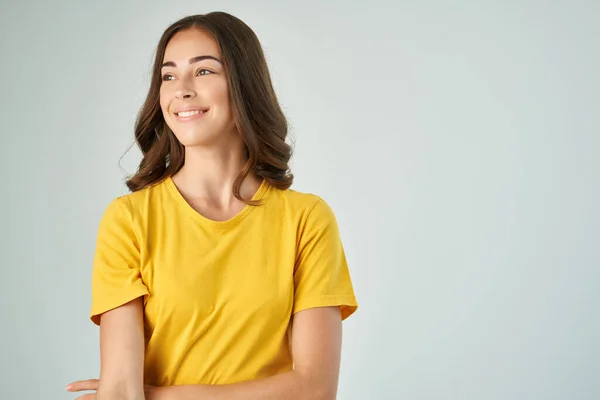 Uśmiechnięta kobieta w żółtej koszulce modna fryzura pozowanie zbliżenie — Zdjęcie stockowe