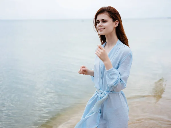 Femme en robe cheveux rouges plage océan air frais loisirs — Photo