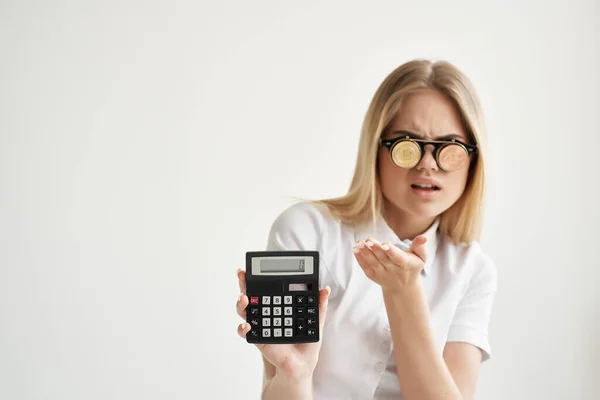 Bonito mulher calculadora na mão e bitcoin luz fundo — Fotografia de Stock