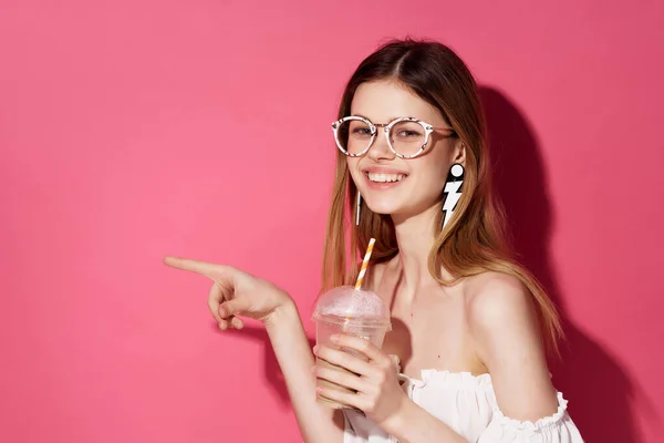 Mujer atractiva con gafas pendientes moda fondo rosa —  Fotos de Stock