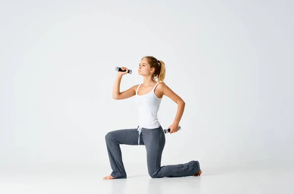 Mujer deportiva con pesas en las manos estilo de vida músculos ejercicio ejercicios de fuerza —  Fotos de Stock