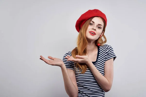 Belle femme portant un chapeau rouge maquillage France Europe mode posant fond isolé — Photo