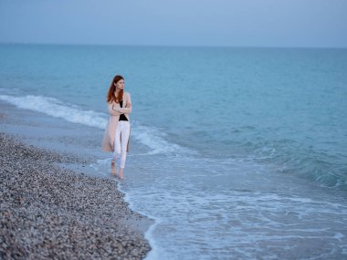 Okyanusta yürüyen bir kadın.