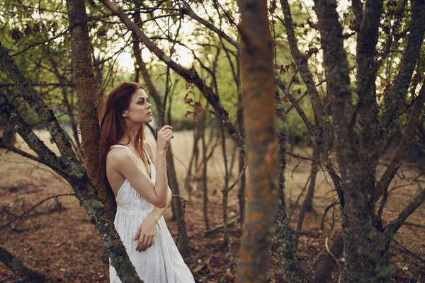 Donna in bianco vestire alberi estate camminare aria fresca — Foto Stock