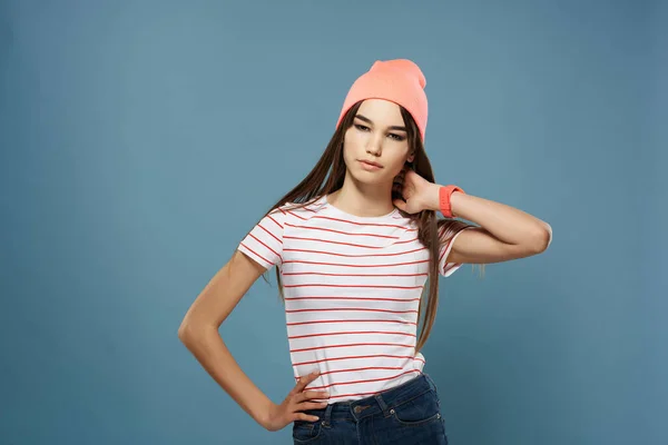 Brunette dragen roze hoed gestreepte t-shirt mode moderne stijl — Stockfoto