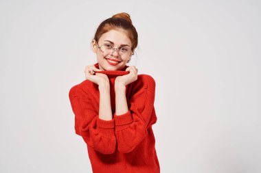 Kırmızı kazaklı güzel kadın Yaşam tarzı hafif arka plan