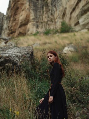 Dağlardaki kızıl saçlı kadın tatil yaşam tarzı yürür.