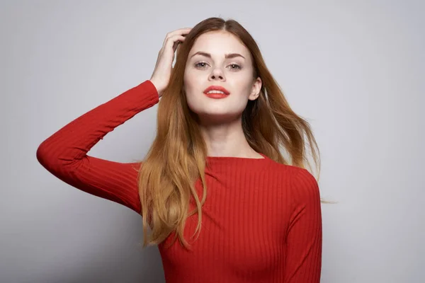 Mulher alegre moda penteado camisola vermelha modelo estúdio — Fotografia de Stock