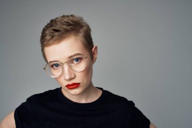 Güzel kadın siyah tişört modern tarz izole edilmiş arka plan