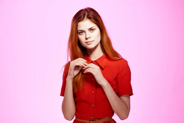 Vacker kvinna i röd klänning poserar attraktiv look isolerad bakgrund — Stockfoto