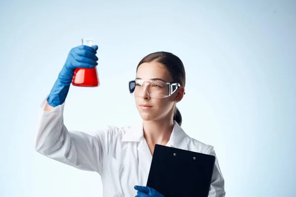 Mujer laboratorio asistente medicina investigación biología tecnología analiza —  Fotos de Stock