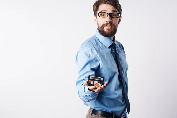 Ein Mann im blauen Hemd mit Taschenrechner in der Hand — Stockfoto